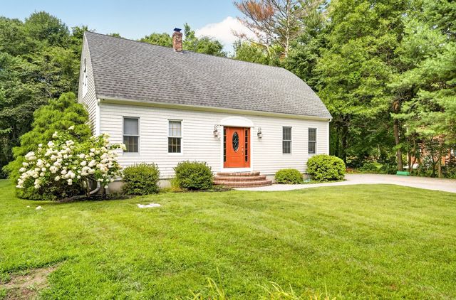 32 Slades Farm Ln, Dartmouth, MA 02748