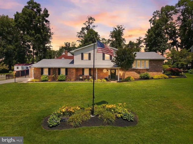 2329 Fairway Dr, York, PA 17408