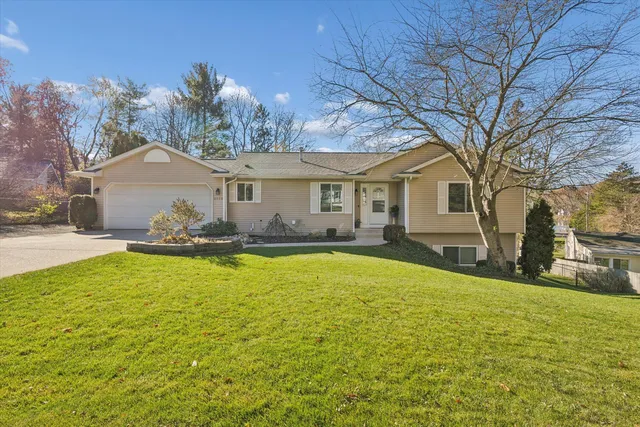 3039 Jeanlin Dr SE, Grand Rapids, MI 49546