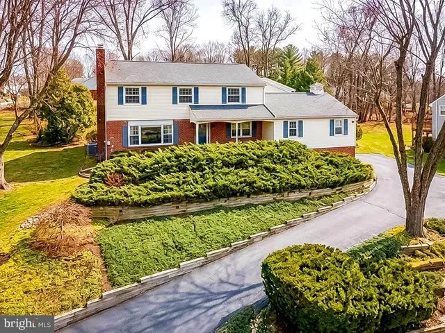221 Foxcroft Rd, Broomall, PA 19008