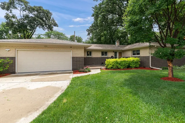 2221 3rd St #B, East Moline, IL 61244