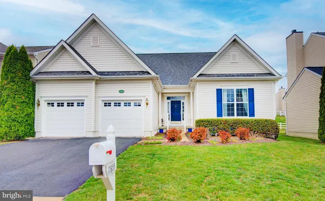 17655 Cleveland Park Dr, Round Hill, VA 20141