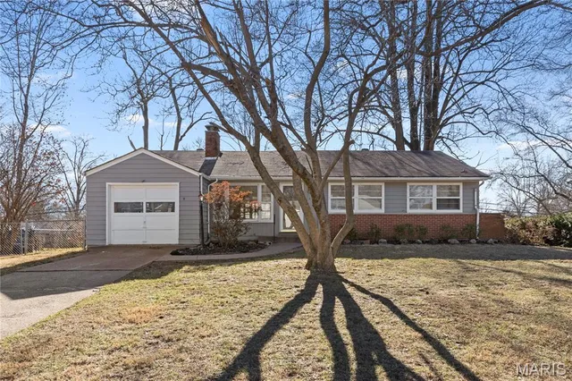 8 Drummond Dr, Saint Louis, MO 63135