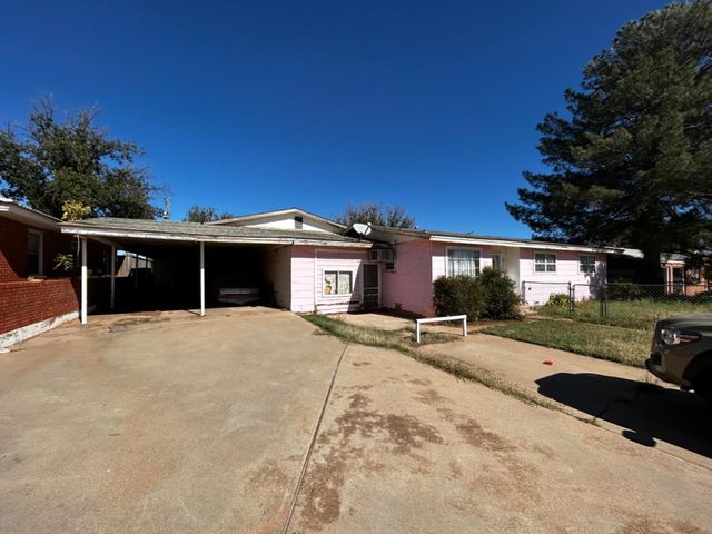 912 16th St, Seagraves, TX 79359