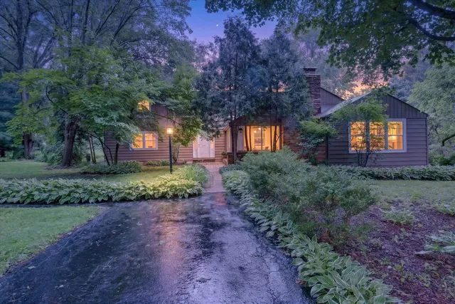 393 Warwick Ln, Crystal Lake, IL 60014