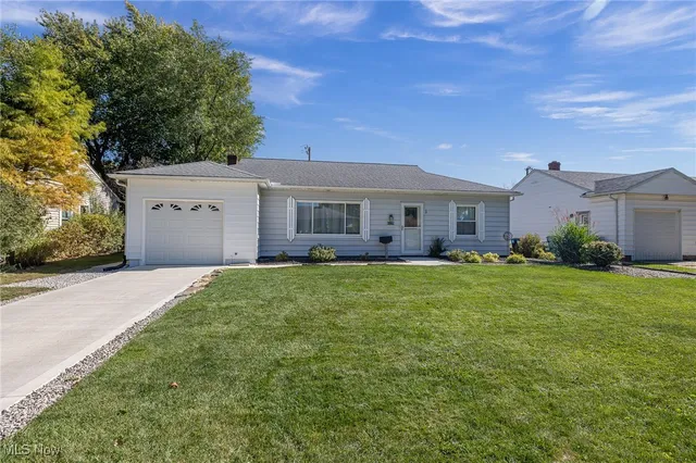 6775 Oakwood Rd, Parma Heights, OH 44130