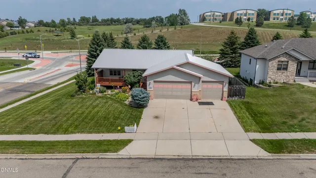 4432 Overland Rd, Bismarck, ND 58503