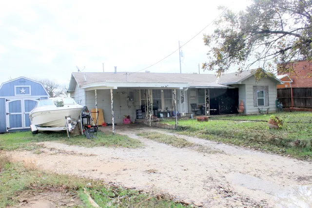 202 N  Clear St, San Saba, TX 76877