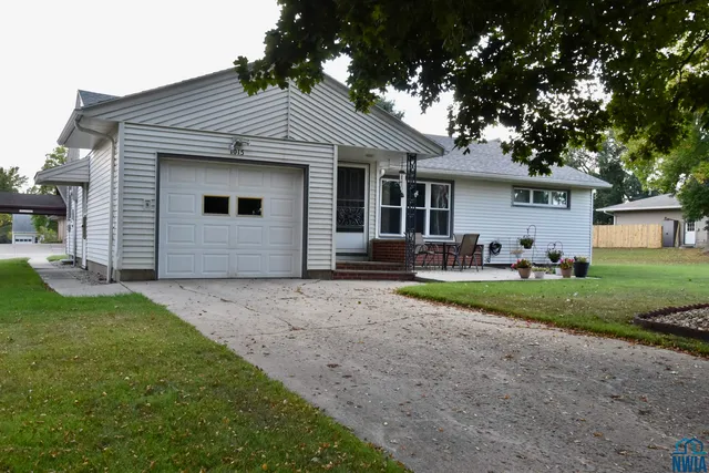 1015 5th Pl, Sibley, IA 51249