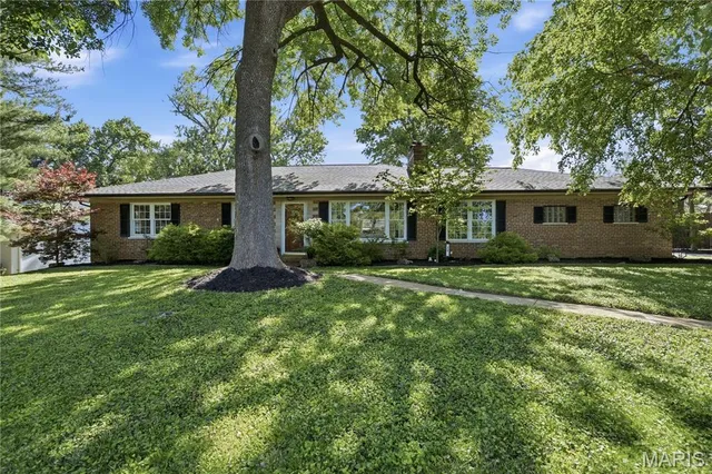 20 Ridge Line Dr, Saint Louis, MO 63122