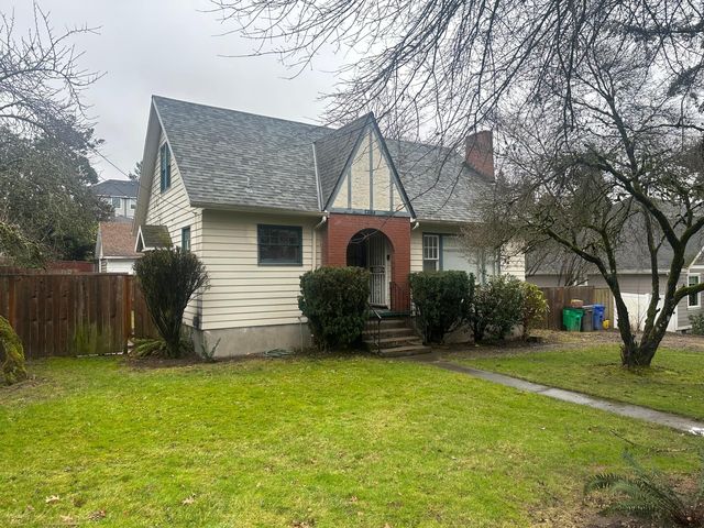 7704 SW Capitol Hill Rd, Portland, OR 97219