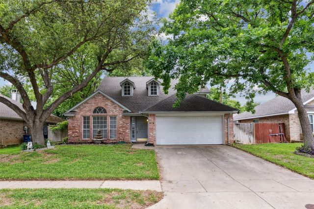 230 Brittany Dr, Euless, TX 76039