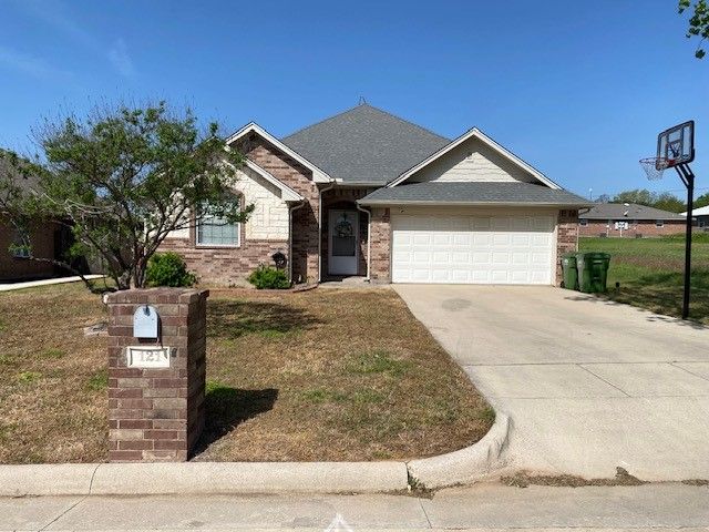 121 Chisolm Trail Ct, Springtown, TX 76082