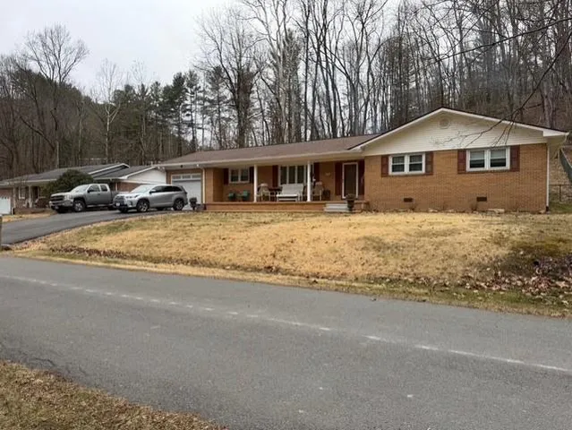 512 Sycamore Ln, Richlands, VA 24641