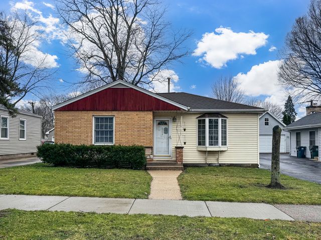 334 N  Mozart St, Palatine, IL 60067