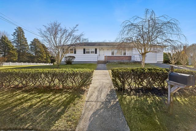 1995 Ruth Rd, Mattituck, NY 11952