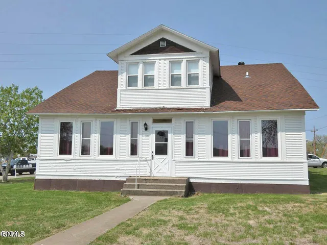 100 NW 1st St, Linton, ND 58552