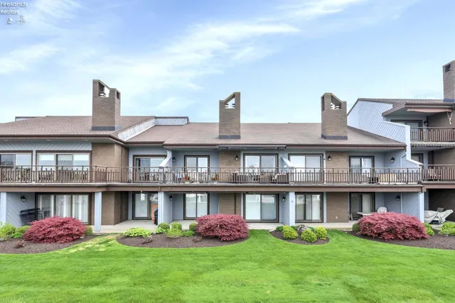 3094 N  Marina View Dr, Pt Clinton, OH 43452