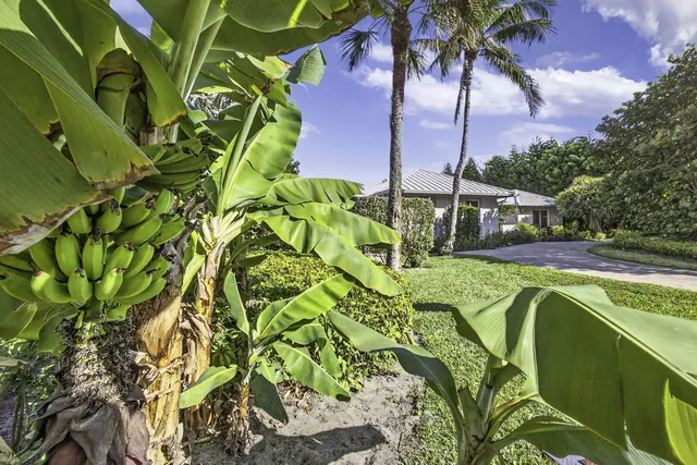 77 N Beach Road, Hobe Sound, FL 33455