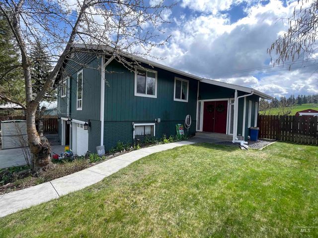 1025 Grand Fir Dr, Moscow, ID 83843
