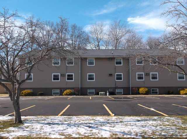 293 Maplewood Dr #102, Cortland, OH 44410