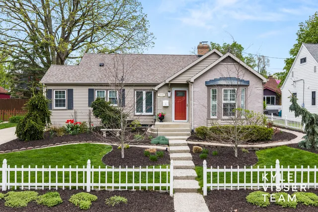 1114 Keneberry Way SE, East Grand Rapids, MI 49506
