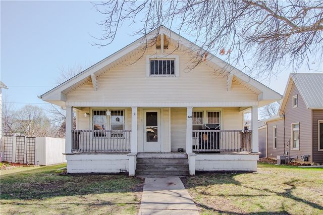 310 W  Montgomery St, Knoxville, IA 50138