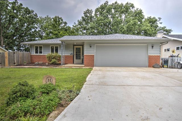 23 Oak Ridge Dr, Decatur, IL 62521