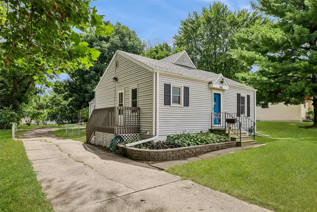1532 Vine St, West Des Moines, IA 50265
