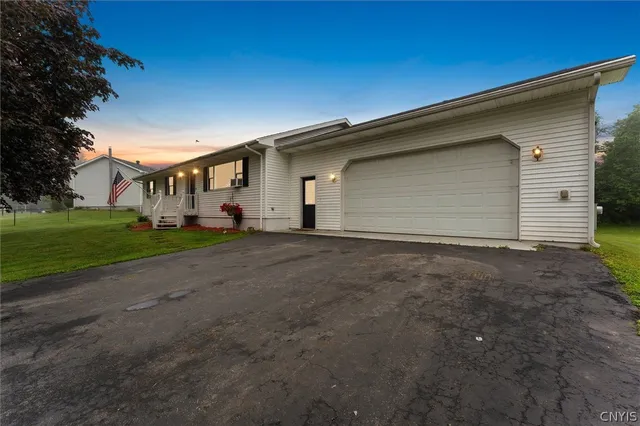 87 Skyline Dr, Oswego, NY 13126