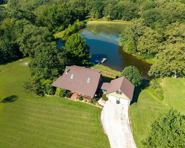 18363 N  Whispering Oaks Dr, Centralia, MO 65240