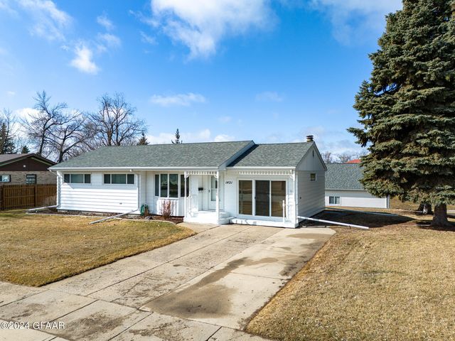 1421 8th Ave NW, East Grand Forks, MN 56721