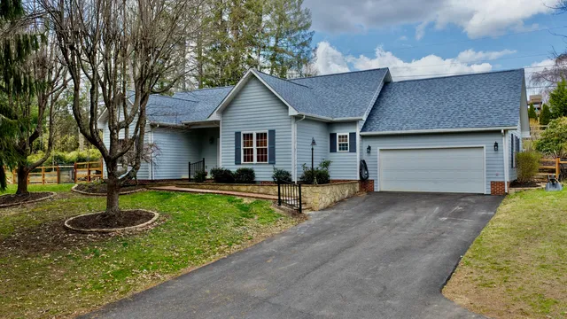 205 Ruffner Dr, Lewisburg, WV 24901