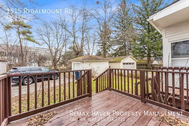 1515 Rydalmount Rd, Cleveland Heights, OH 44118