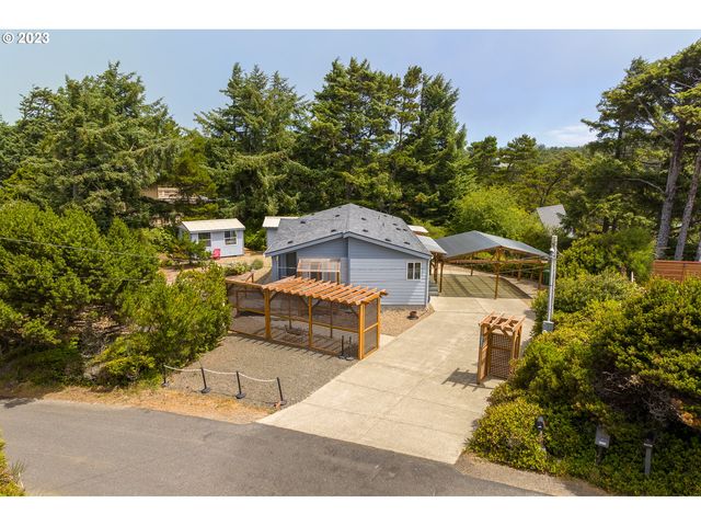 88513 3rd Ave, Florence, OR 97439
