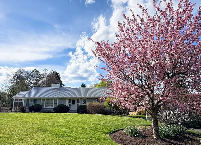 327 Dwyer Ln, Lewisburg, WV 24901