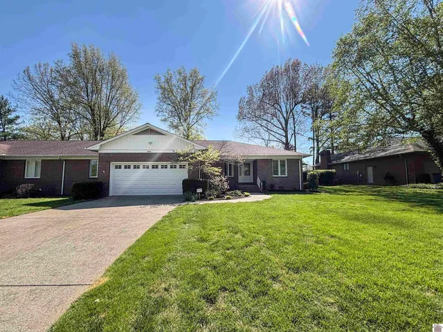 1517 Gleneagles Dr, Paducah, KY 42001