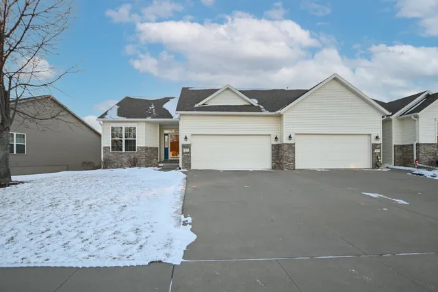 3023 Stone Creek Ct, Marion, IA 52302