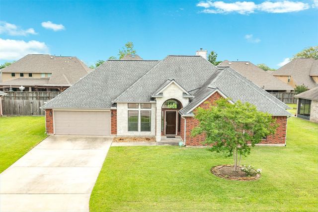 113 Canvasback Dr, Clute, TX 77531