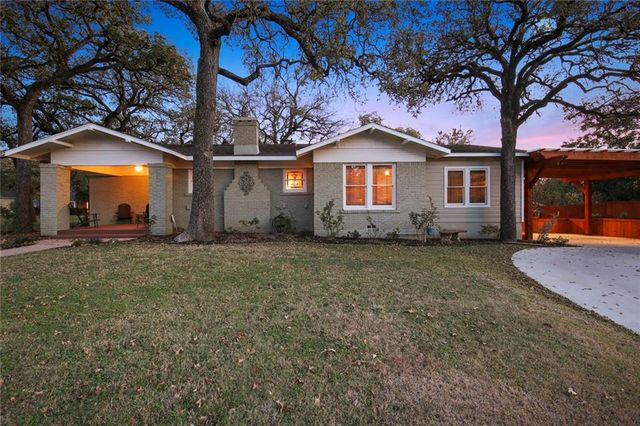 1615 Bluebonnet Dr, Fort Worth, TX - 3 Bed, 3 Bath Single-Family Home
