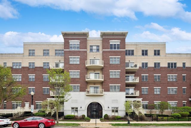 965 Rogers St #105, Downers Grove, IL 60515