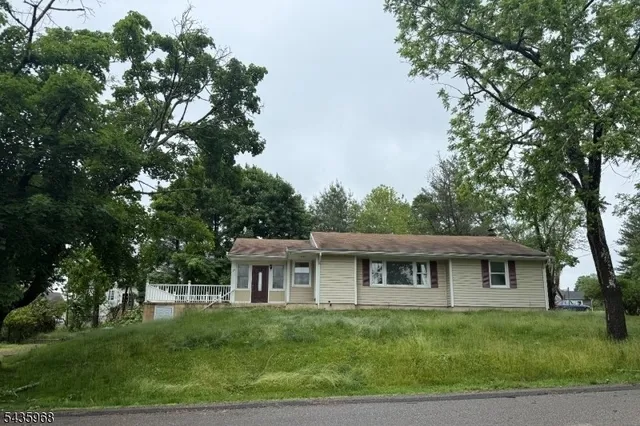125 Hillcrest Dr, Milford, NJ 08848