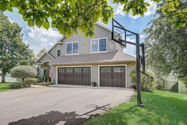 2345 Fawn Hill Ct, Chanhassen, MN 55317