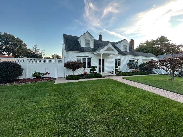 72 Orchid Rd, Levittown, NY 11756