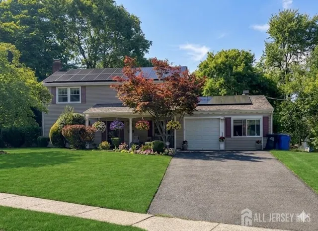 16 Neptune Ct, Somerset, NJ 08873