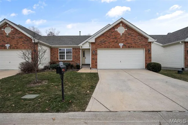 3206 Woodridge Center Pkwy, Saint Louis, MO 63129