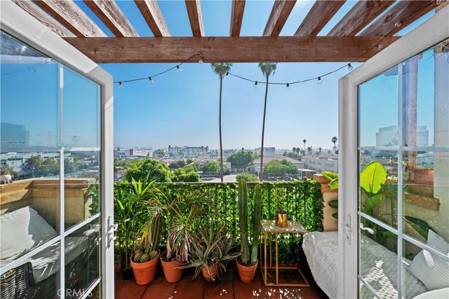 5633 Carlton Way #501, Los Angeles, CA 90028