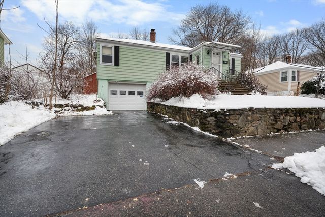 30 Fairlawn Dr, Worcester, MA 01602