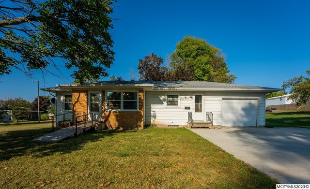 826 S  4th St, Forest City, IA 50436