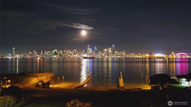 1221 Harbor Avenue SW #305, Seattle, WA 98116